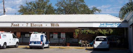 3rd Street Cafe in Olde Naples Florida next to 7-Eleven