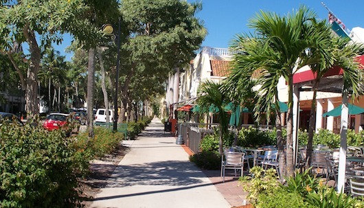 Fifth Avenue in Naples - Walking Around